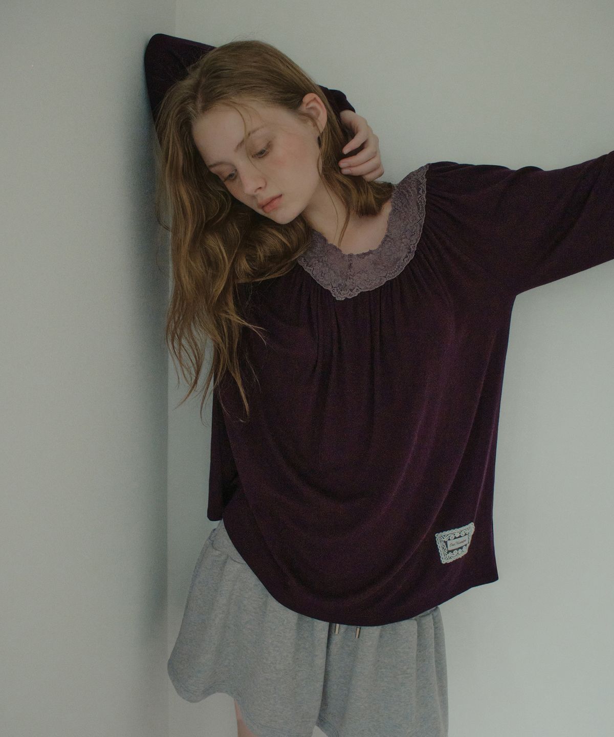 아우어노스텔지아(OURNOSTALGIA) Jolie Lace V-Neck T-shirt_Deep Purple(OB6TP19)