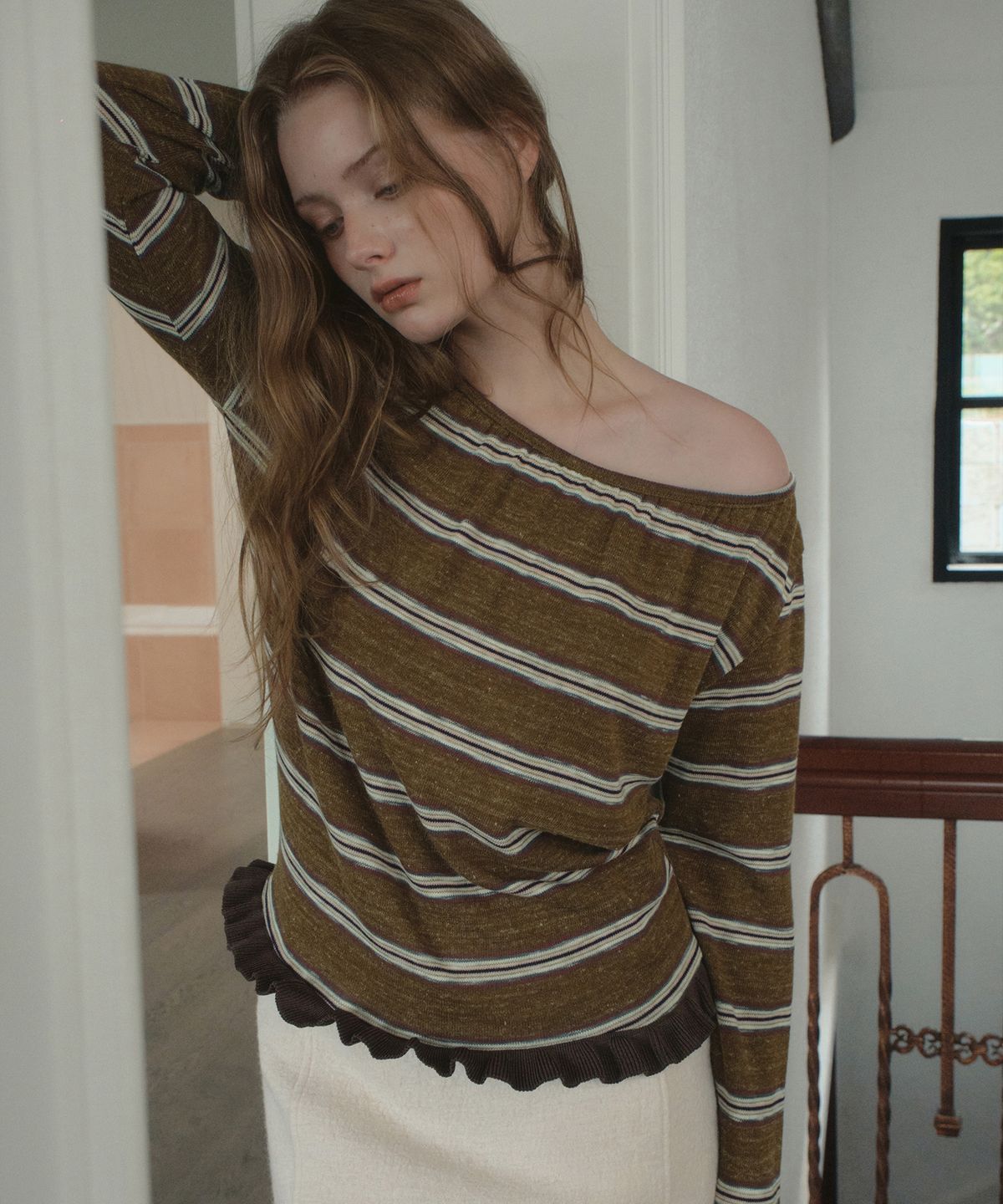 아우어노스텔지아(OURNOSTALGIA) Moss Stripe Shirring T-shirt_Olive(OB6TP17)