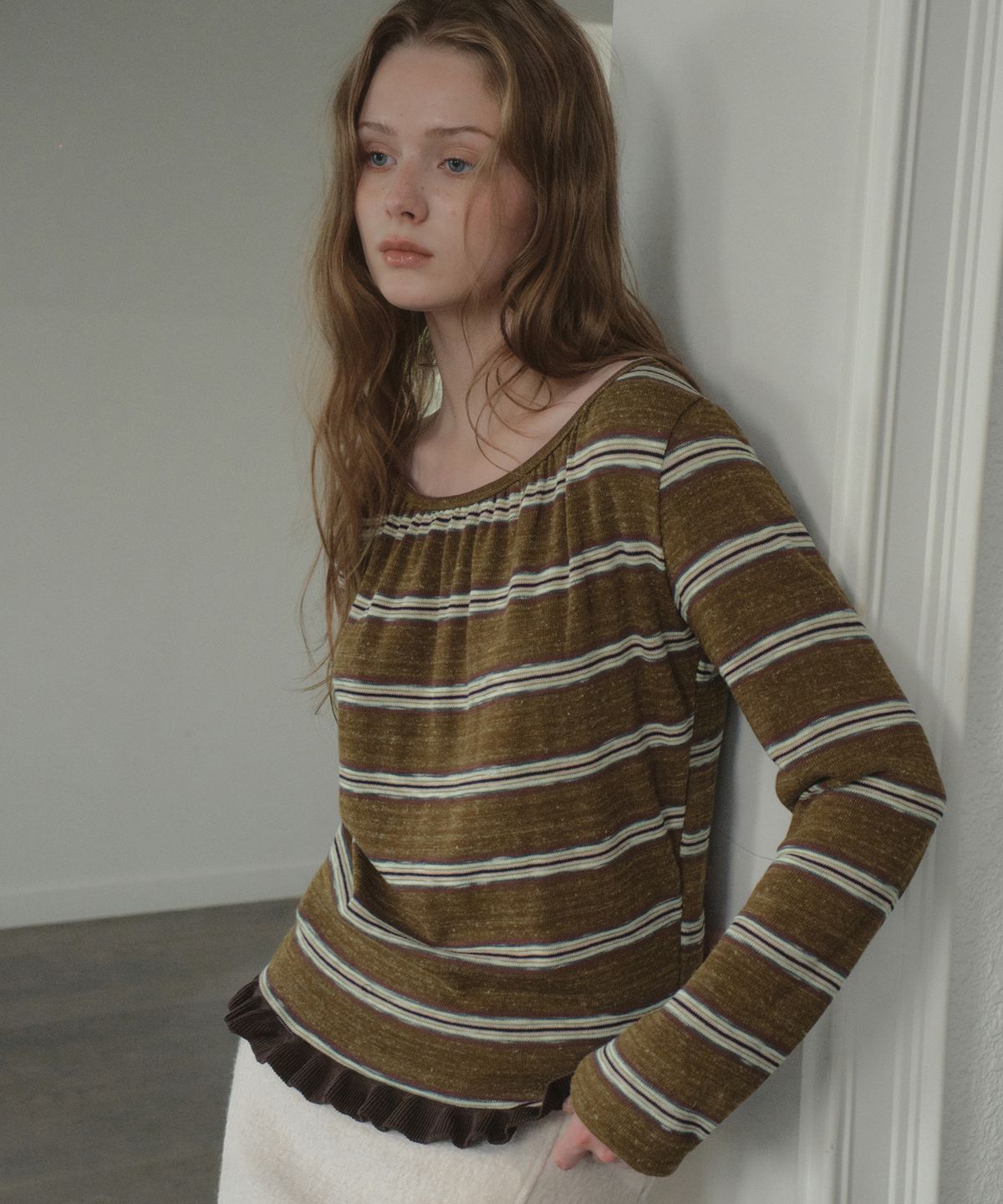 아우어노스텔지아(OURNOSTALGIA) Moss Stripe Shirring T-shirt_Olive(OB6TP17)