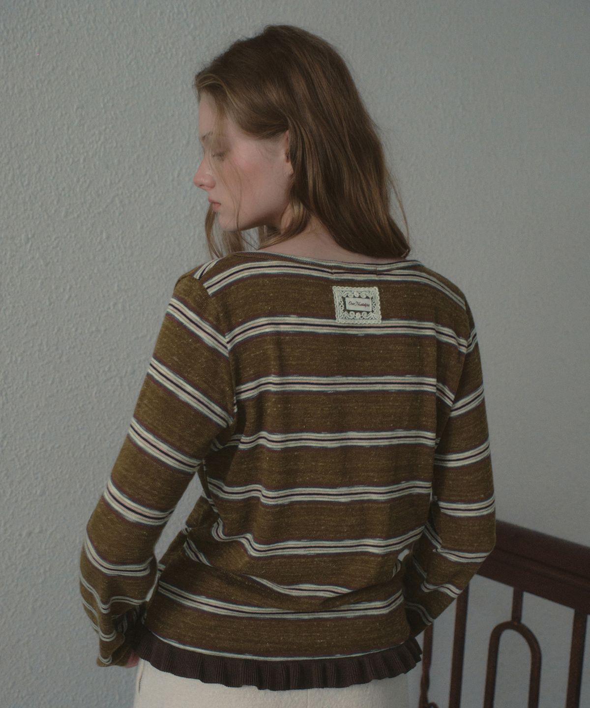 아우어노스텔지아(OURNOSTALGIA) Moss Stripe Shirring T-shirt_Olive(OB6TP17)