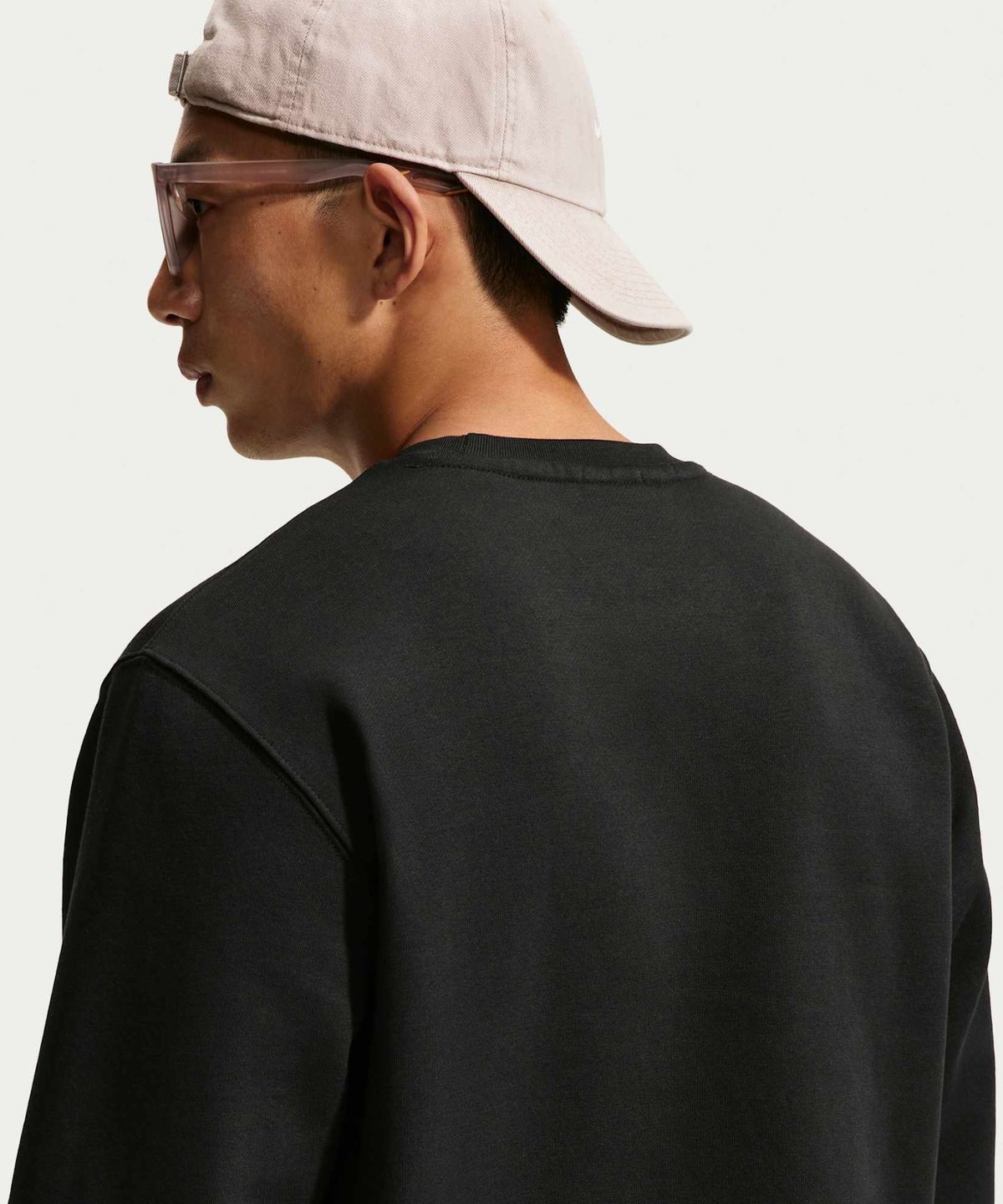 나이키(NIKE) 스포츠웨어 클럽 그래픽 플리스 크루 M - 블랙:메탈릭 골드 / FN3891-011