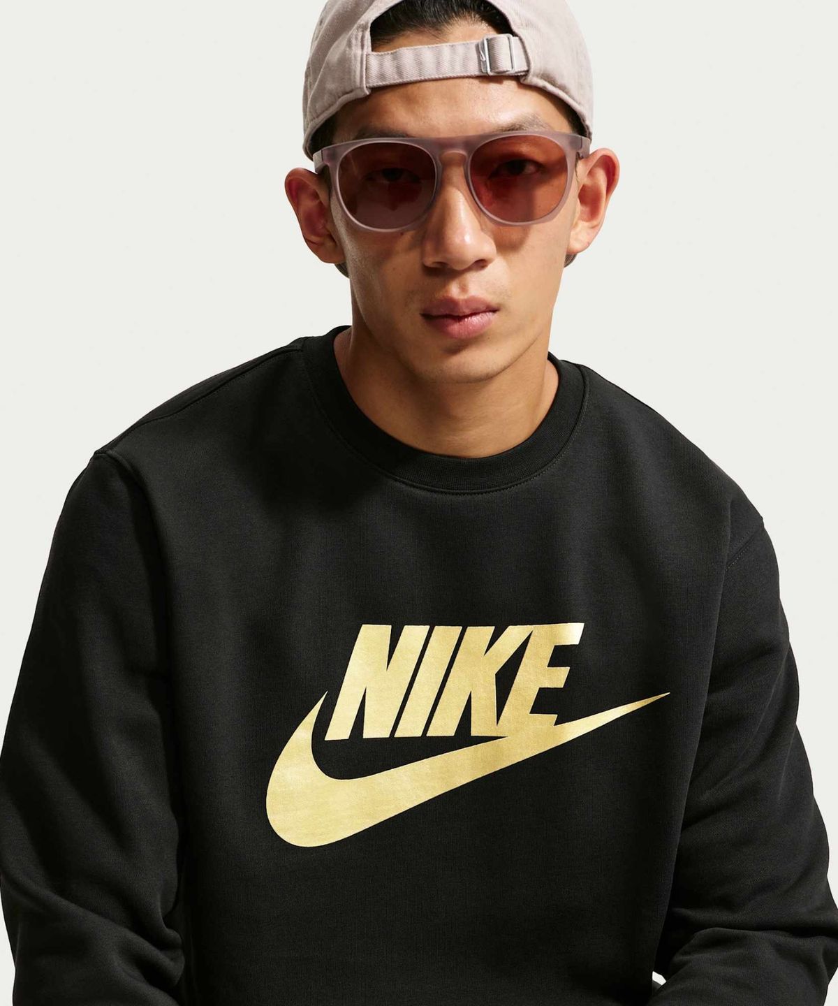 나이키(NIKE) 스포츠웨어 클럽 그래픽 플리스 크루 M - 블랙:메탈릭 골드 / FN3891-011