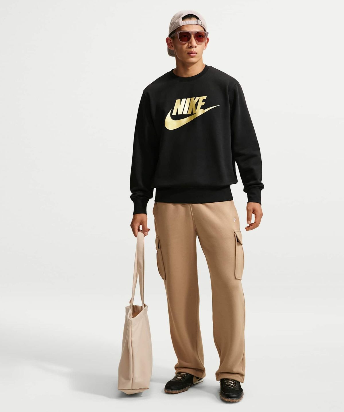 나이키(NIKE) 스포츠웨어 클럽 그래픽 플리스 크루 M - 블랙:메탈릭 골드 / FN3891-011