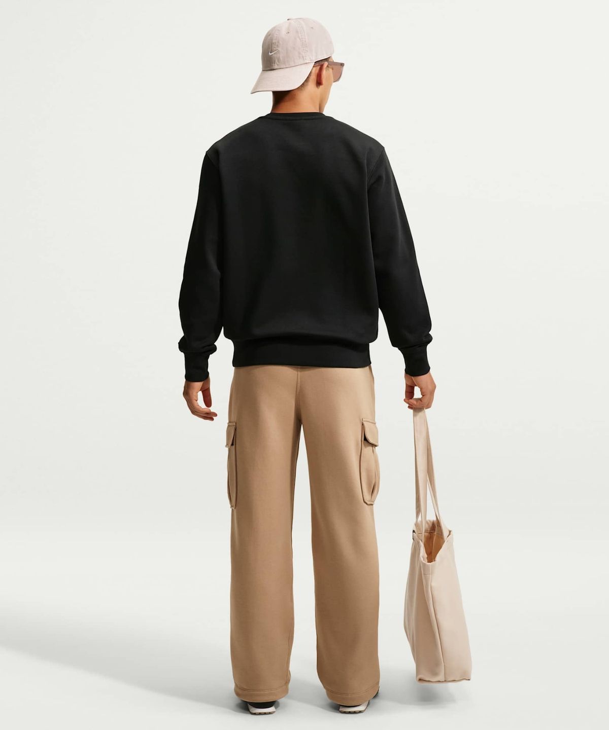 나이키(NIKE) 스포츠웨어 클럽 그래픽 플리스 크루 M - 블랙:메탈릭 골드 / FN3891-011