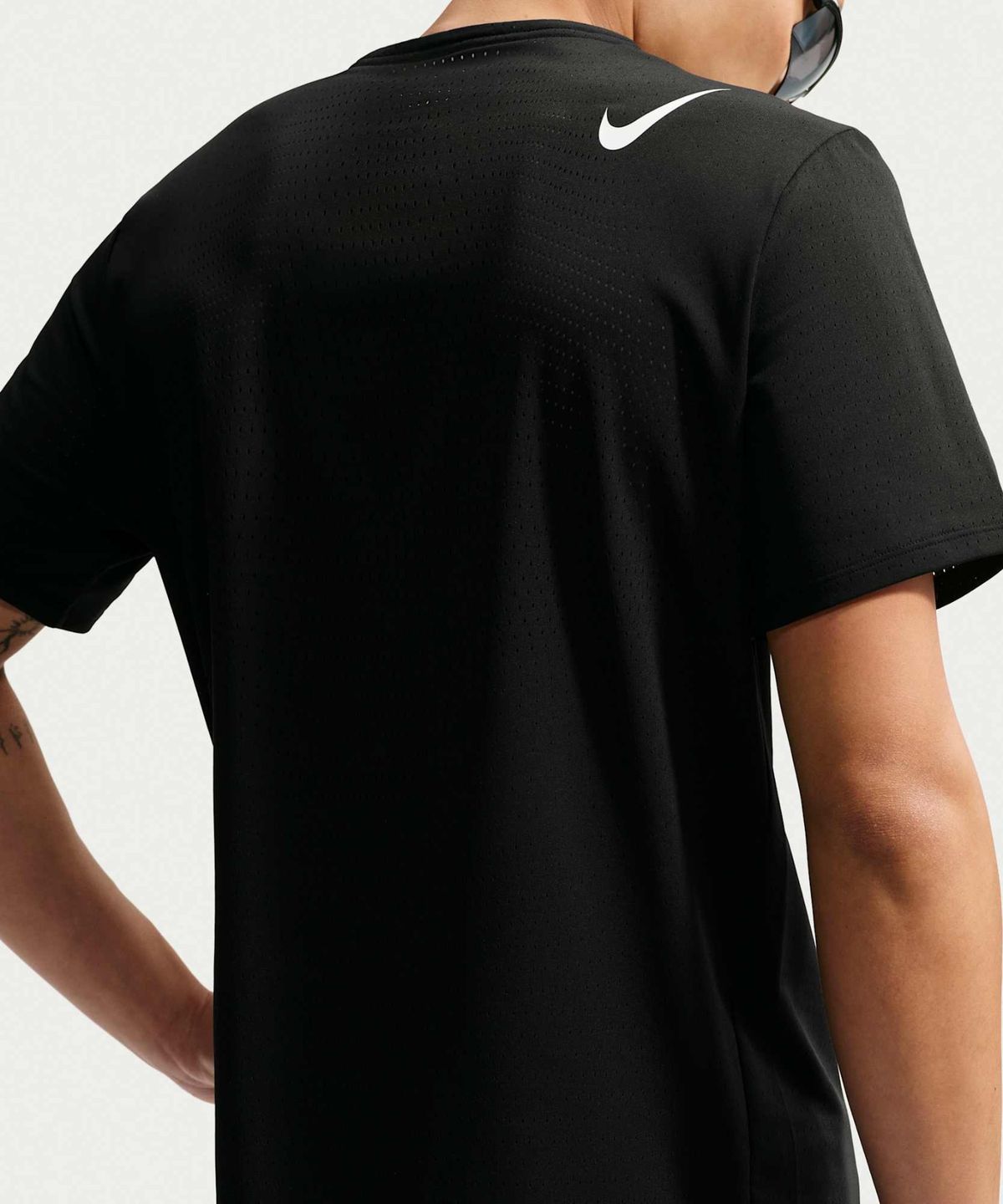 나이키(NIKE) 에어로스위프트 드라이 핏 ADV 반소매 러닝 탑 M - 블랙:서밋 화이트 / HJ3378-010