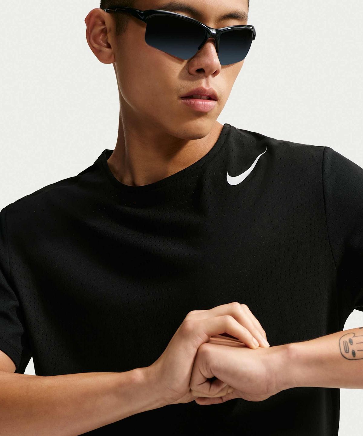 나이키(NIKE) 에어로스위프트 드라이 핏 ADV 반소매 러닝 탑 M - 블랙:서밋 화이트 / HJ3378-010