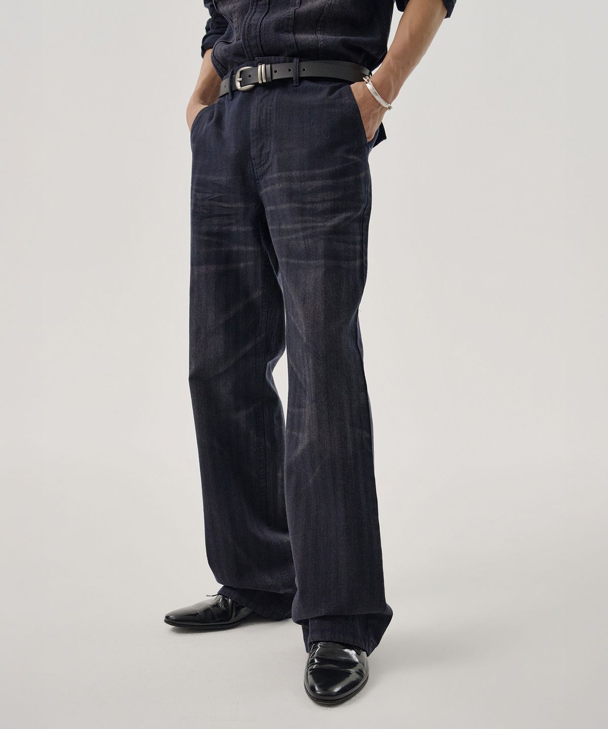 엠엠아이씨(MMIC) RIDGE HERRINGBONE PANTS (NAVY)