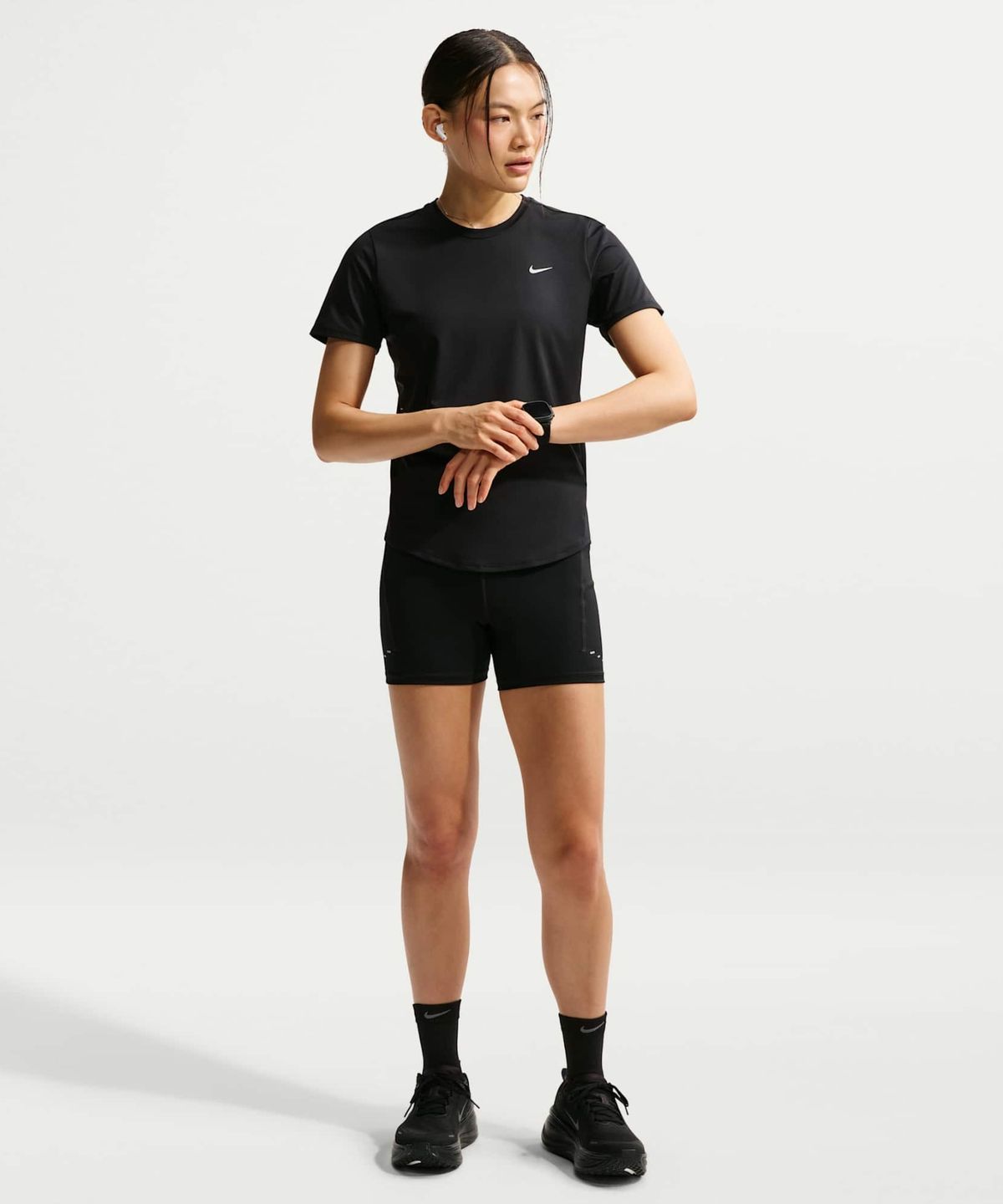 나이키(NIKE) 스위프트 드라이 핏 반소매 러닝 탑 W - 블랙 / IU1053-010