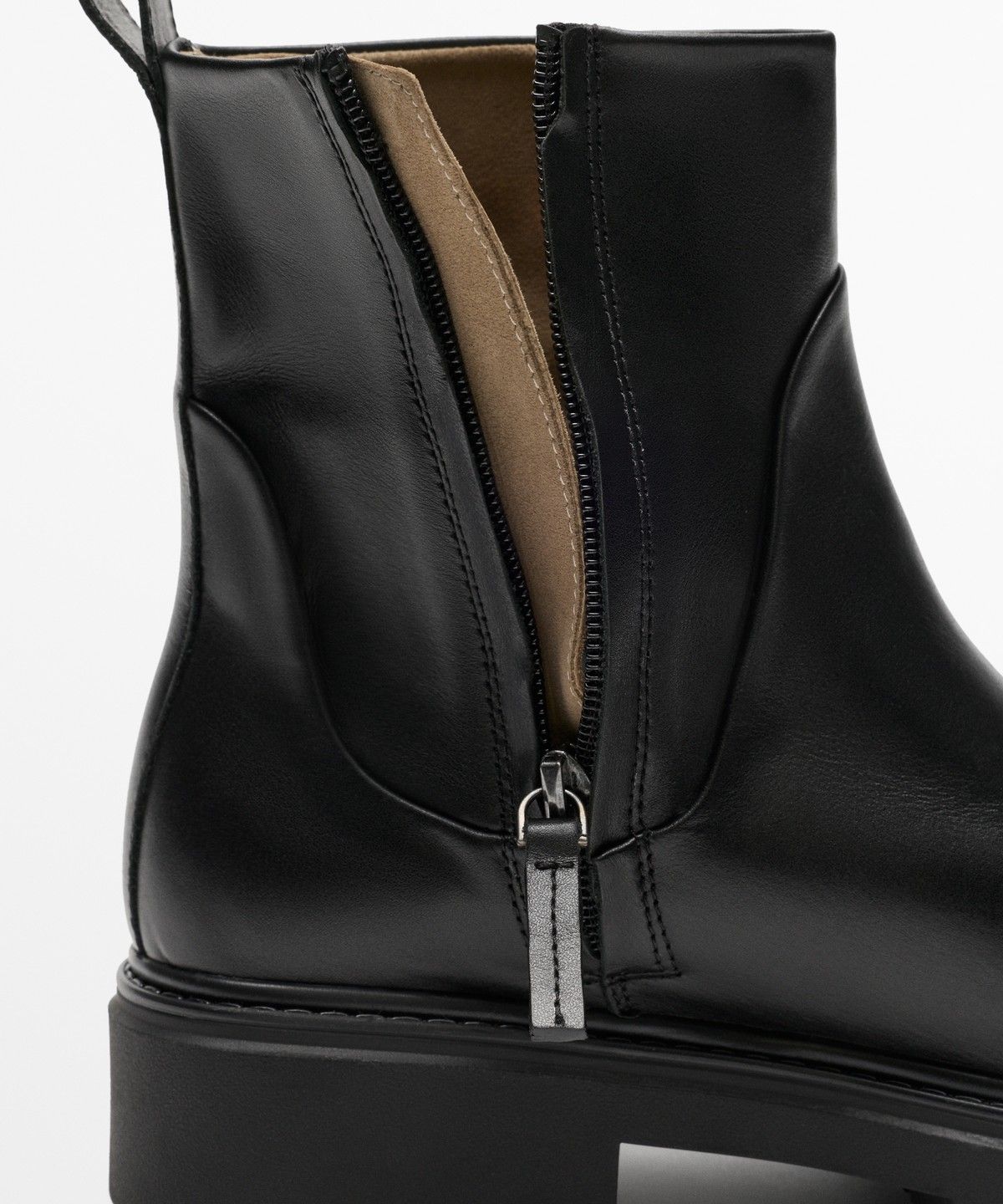마시모두띠(MASSIMO DUTTI) 레더 트랙 솔 플랫 앵클 부츠