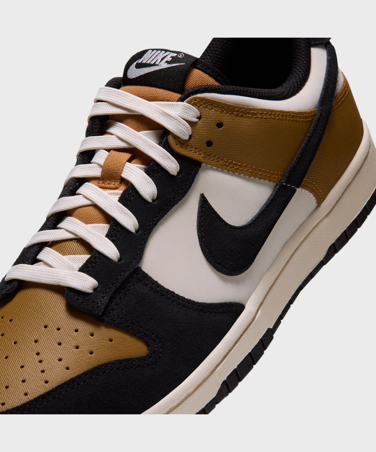 나이키(NIKE) 덩크 로우 레트로 M - 골드 스웨이드:페일 아이보리:비치:블랙 / IM4414-700