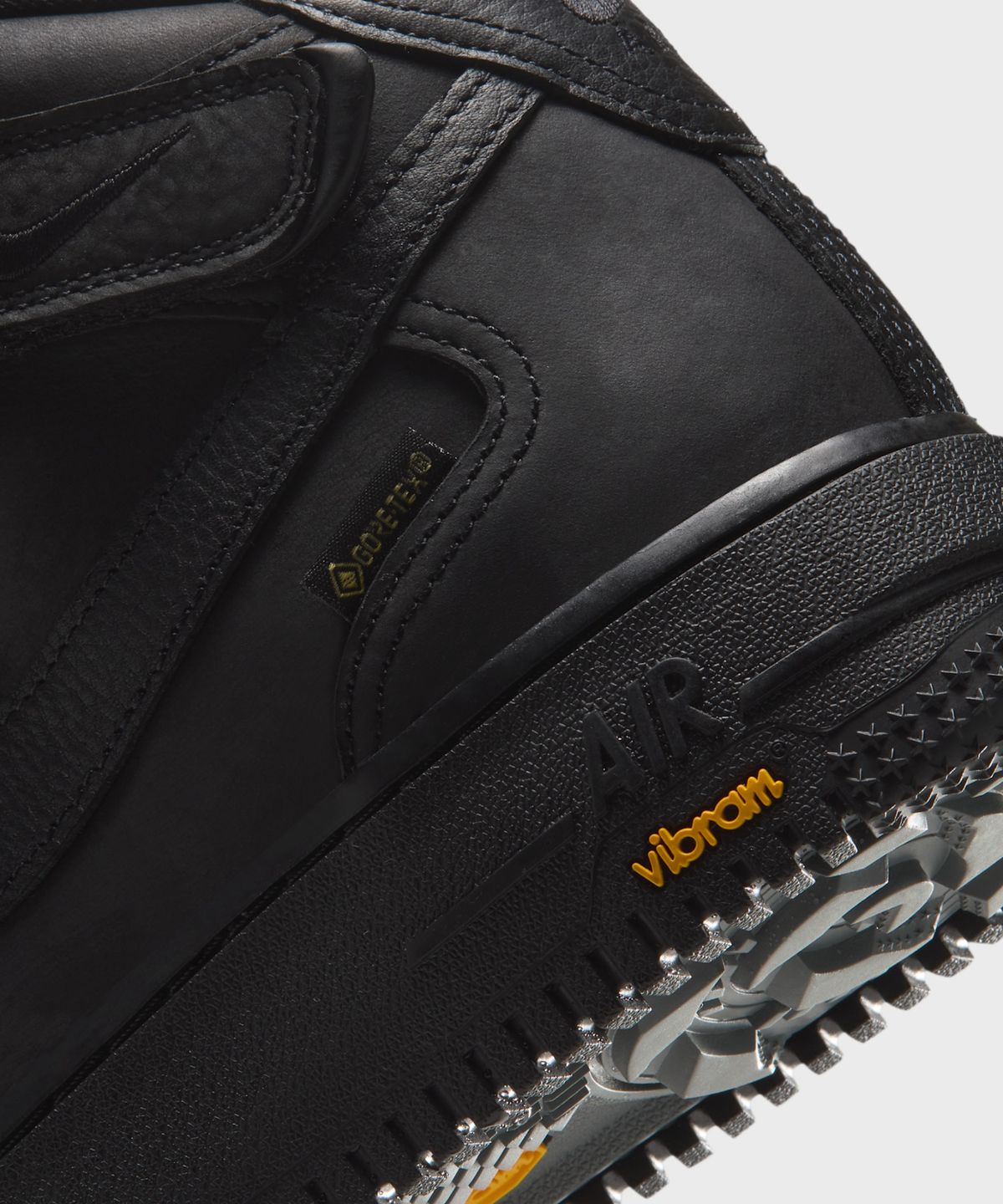 나이키(NIKE) 에어 포스 1 미드 07 GORE-TEX Vibram® M - 블랙:스모크 그레이:블랙 / IO1875-001