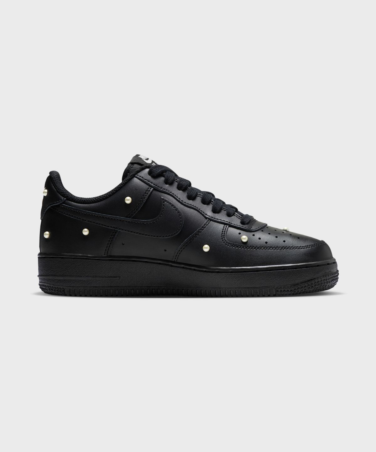 나이키(NIKE) 에어 포스 1 07 SE W - 블랙:메탈릭 서밋 화이트:블랙 / IQ0133-001