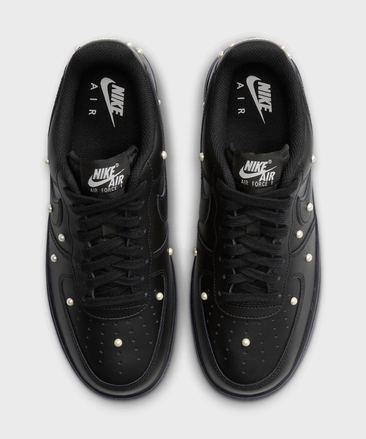 나이키(NIKE) 에어 포스 1 07 SE W - 블랙:메탈릭 서밋 화이트:블랙 / IQ0133-001