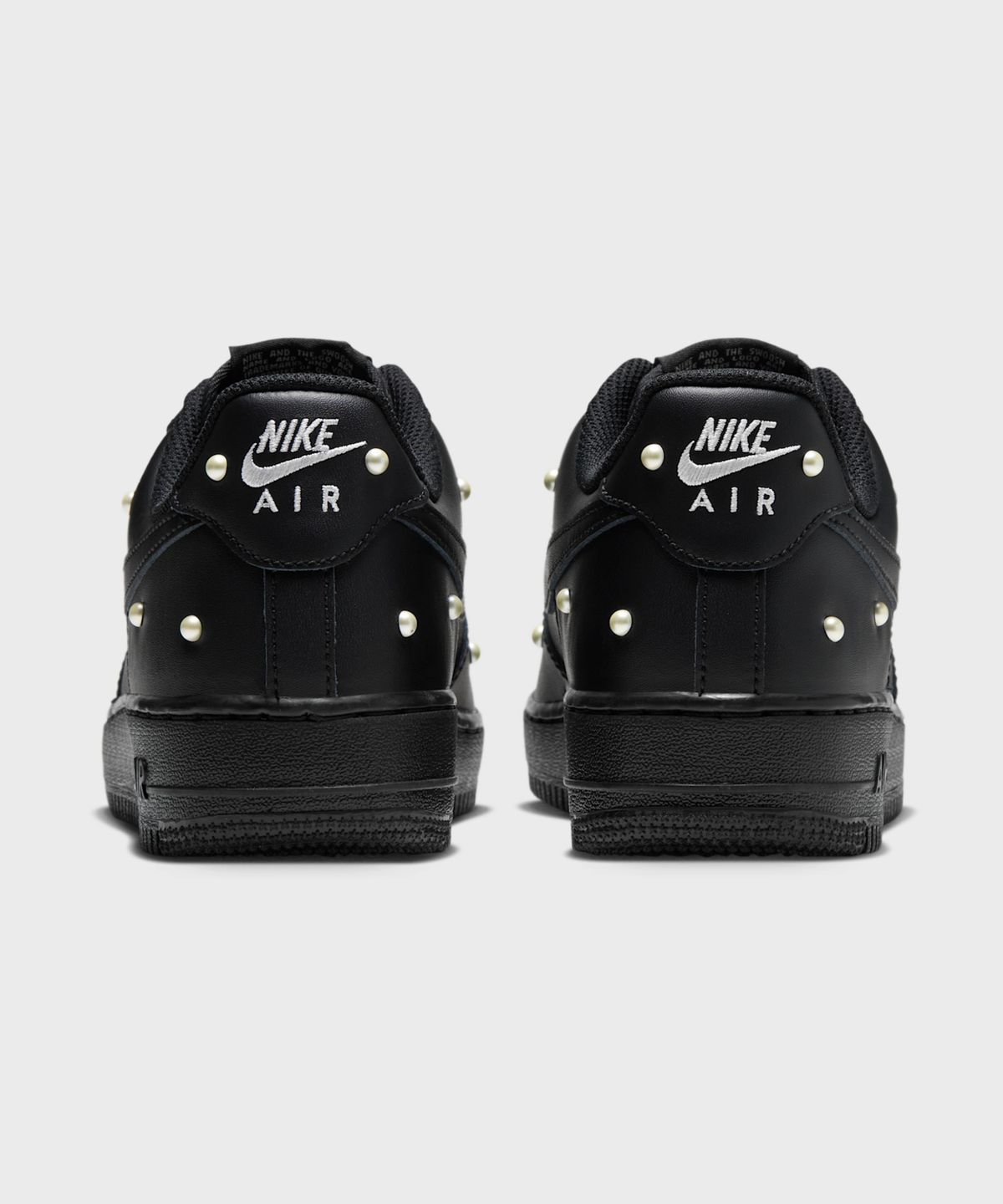 나이키(NIKE) 에어 포스 1 07 SE W - 블랙:메탈릭 서밋 화이트:블랙 / IQ0133-001