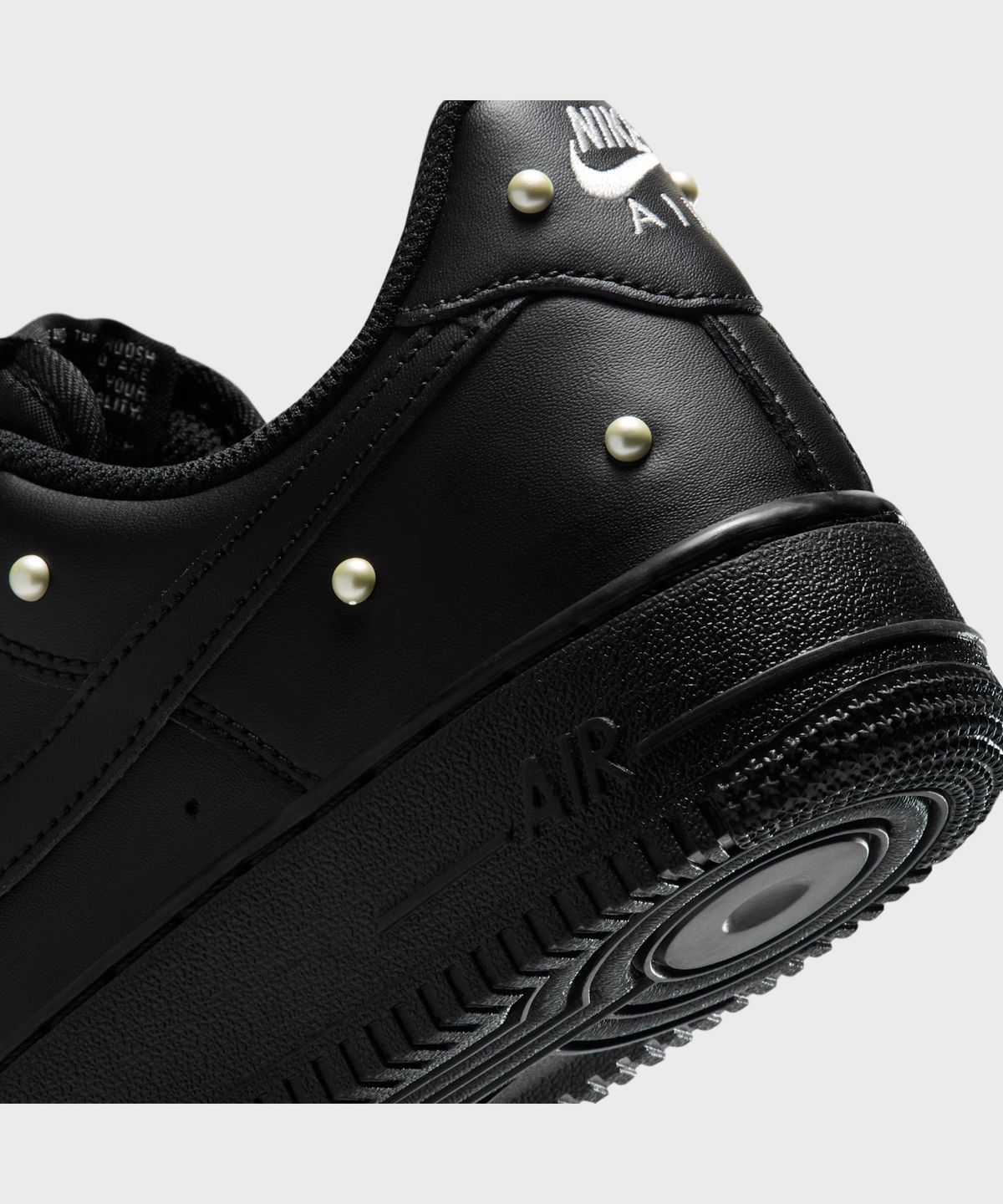 나이키(NIKE) 에어 포스 1 07 SE W - 블랙:메탈릭 서밋 화이트:블랙 / IQ0133-001