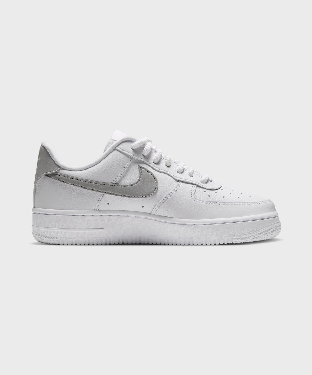 나이키(NIKE) 에어 포스 1 07 W - 화이트:그레이 포그:화이트 / IQ0134-101
