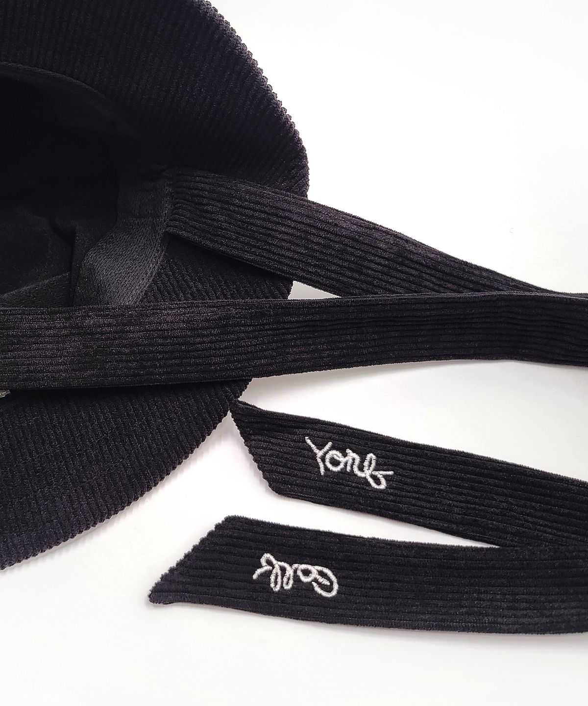 욜프(YORF) YORF TRIPLE SMILE RIBBON HAT BLACK 트리플 스마일 리본 햇 블랙