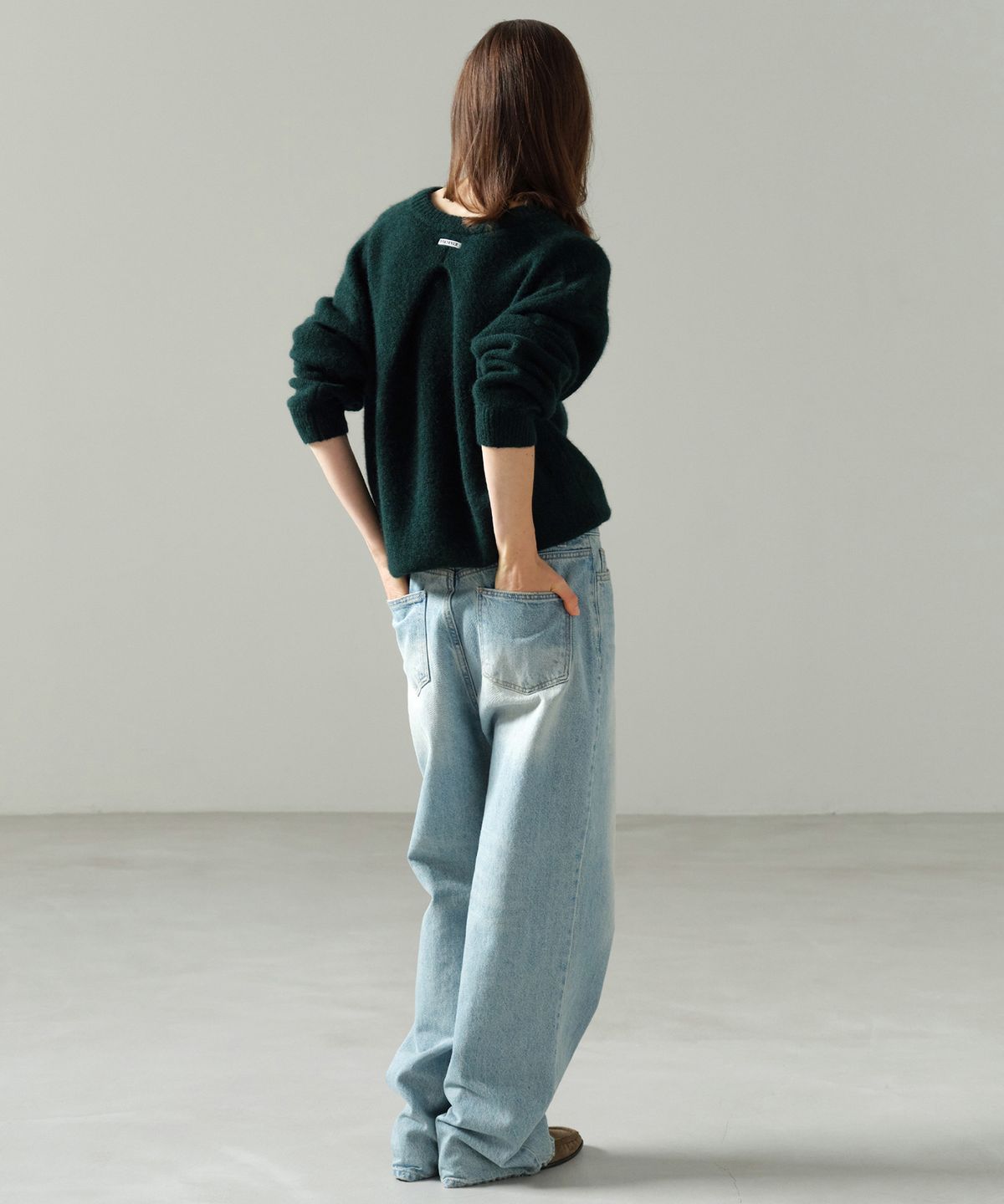 르바(LEVAR) Pleats-Back Wool Round Knit - Forest Green