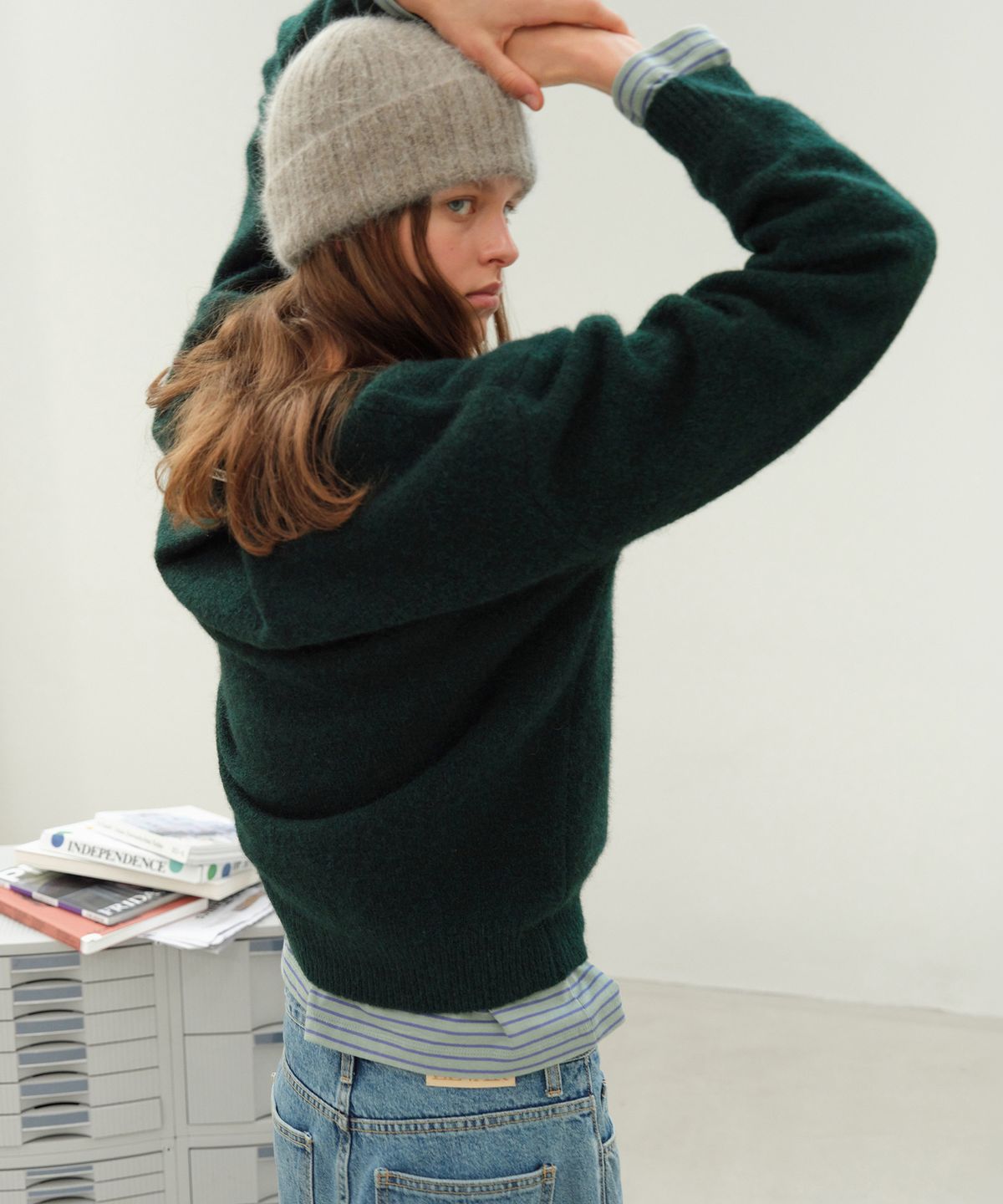 르바(LEVAR) Pleats-Back Wool Round Knit - Forest Green