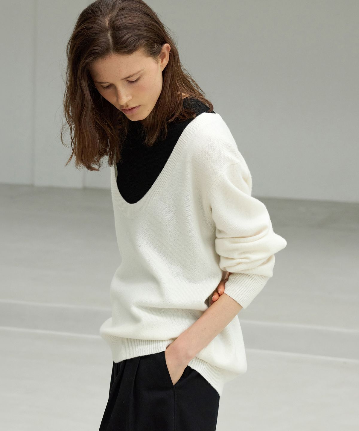 르바(LEVAR) Low U-Neck Wool Knit - Off White