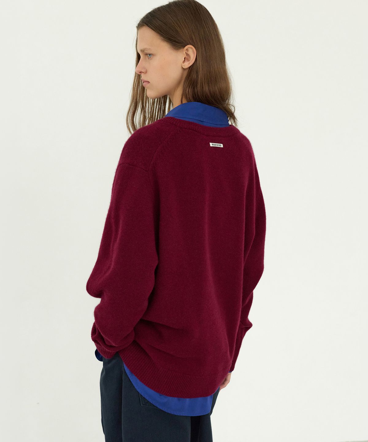 르바(LEVAR) Low V-Neck Wool Knit - Berry Plum