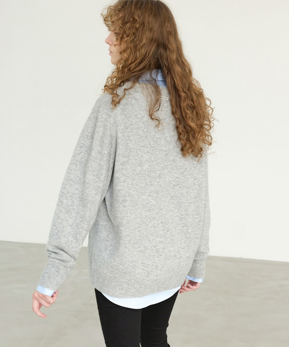 르바(LEVAR) Low V-Neck Wool Knit - Melange Grey