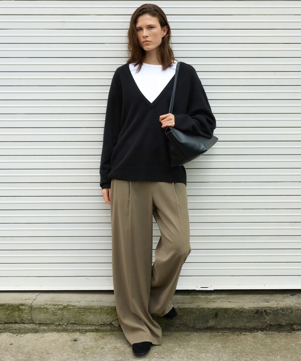 르바(LEVAR) Low V-Neck Wool Knit - Black