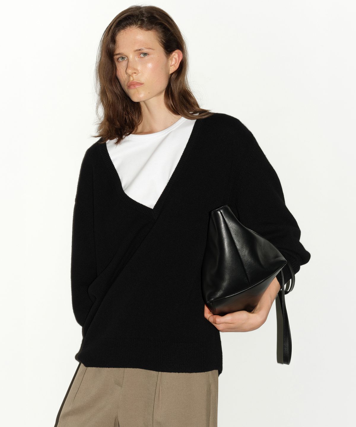 르바(LEVAR) Low V-Neck Wool Knit - Black