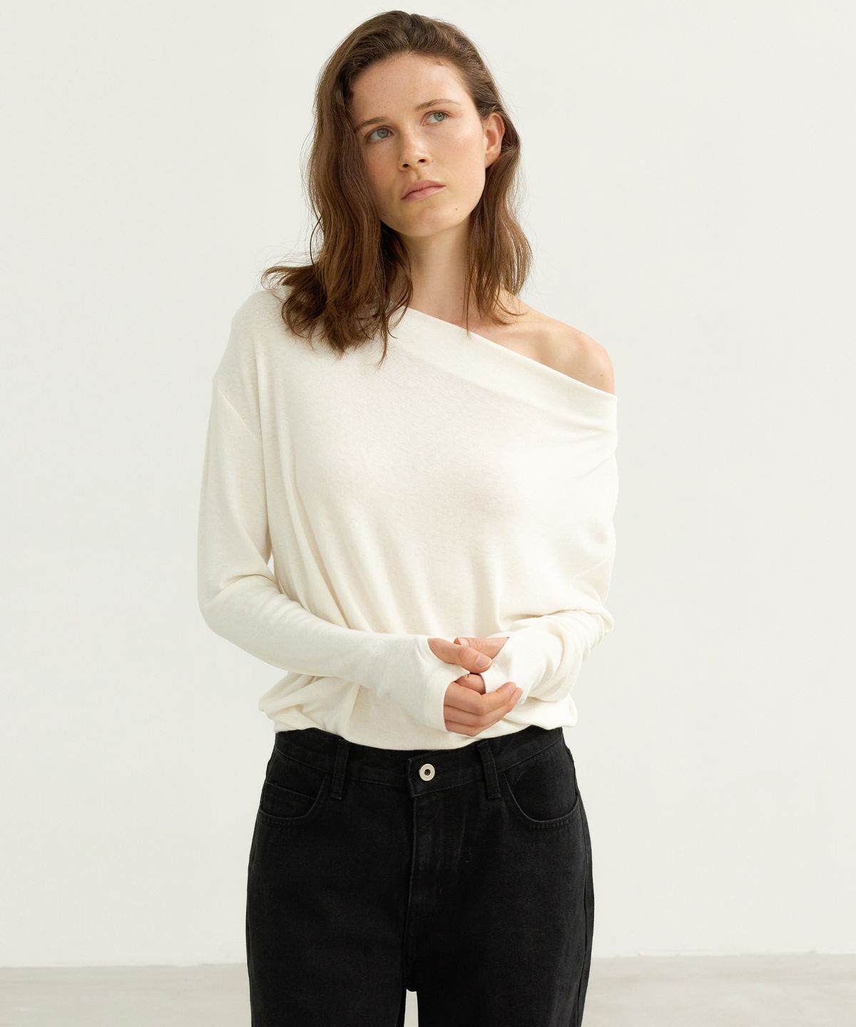 르바(LEVAR) Off-Shoulder T-Shirt - Vanilla Ivory