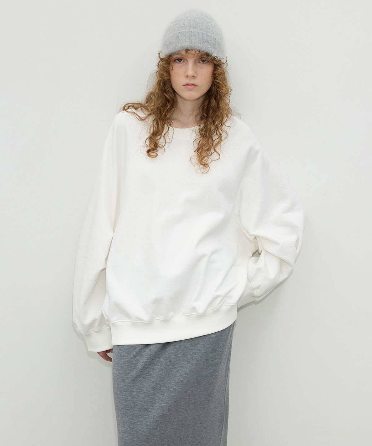 르바(LEVAR) Curve Sleeve Sweatshirt - Off White