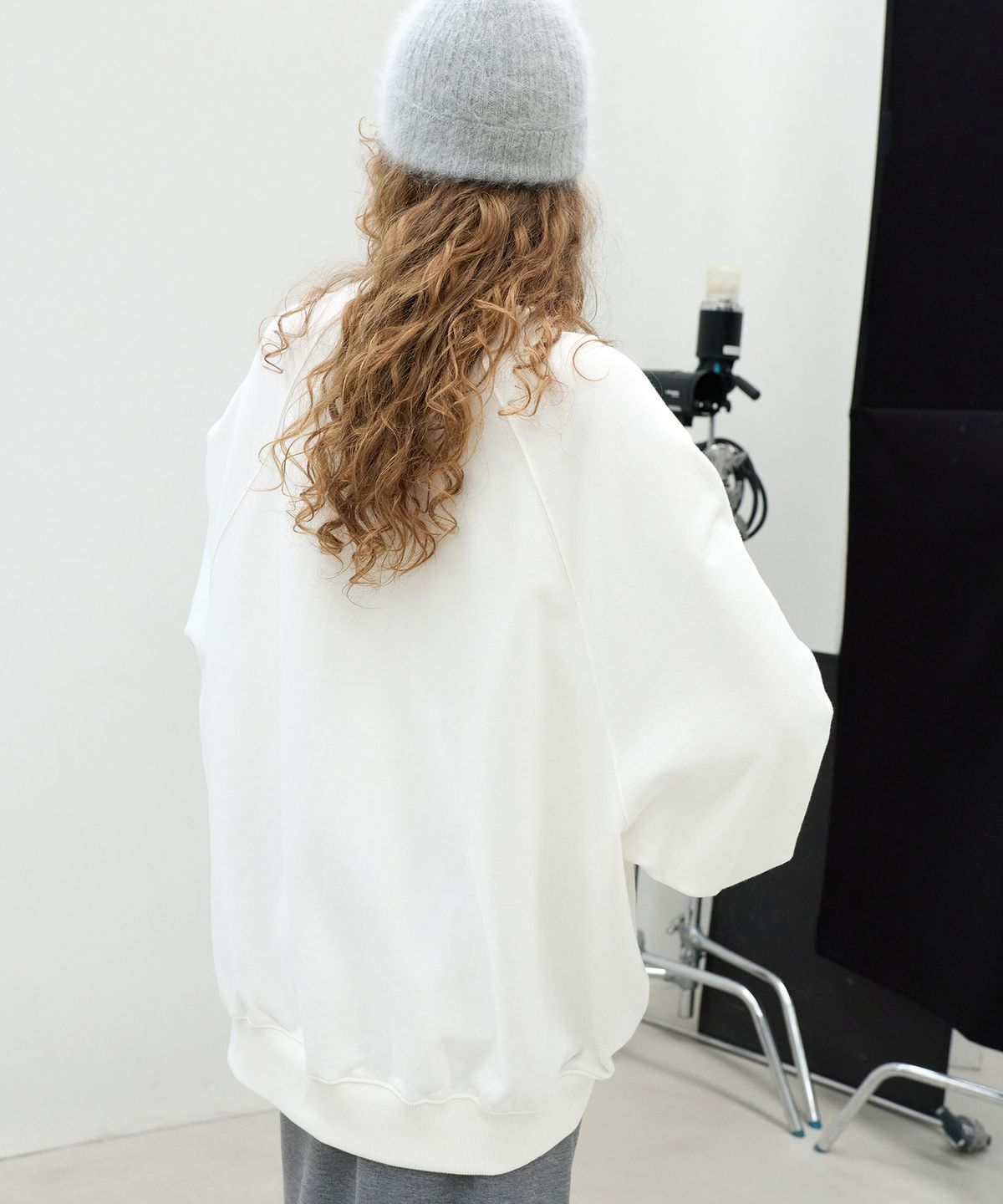 르바(LEVAR) Curve Sleeve Sweatshirt - Off White