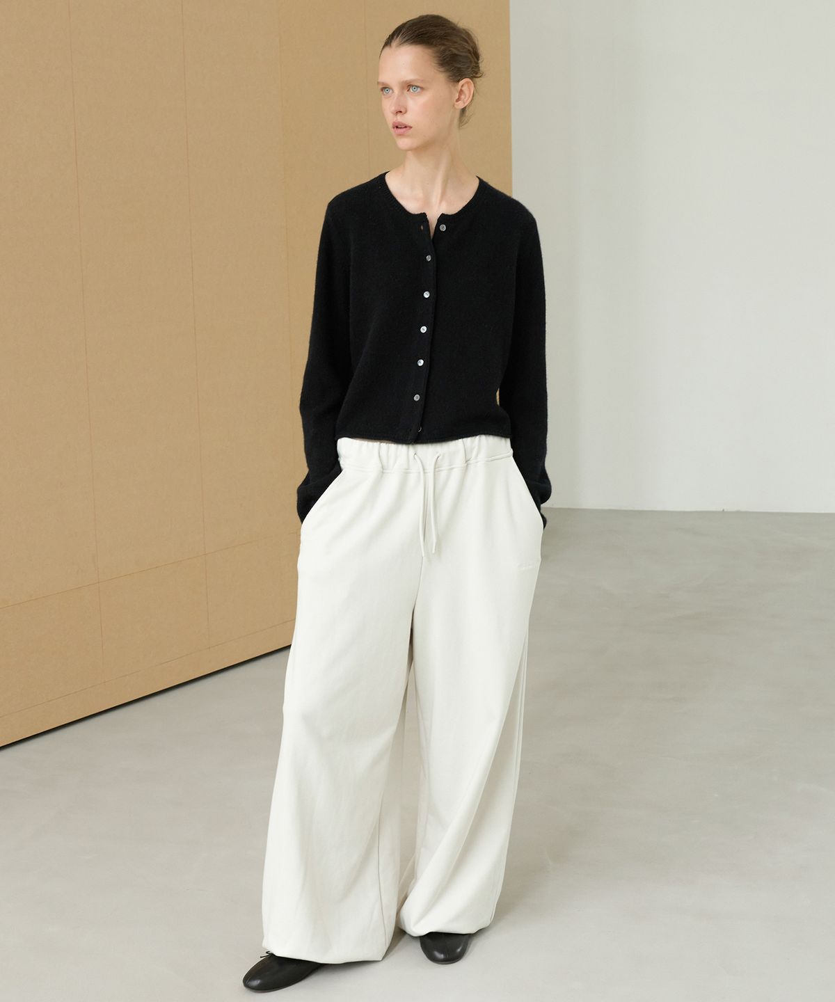르바(LEVAR) Curved Volume Sweatpants - Oyster Grey