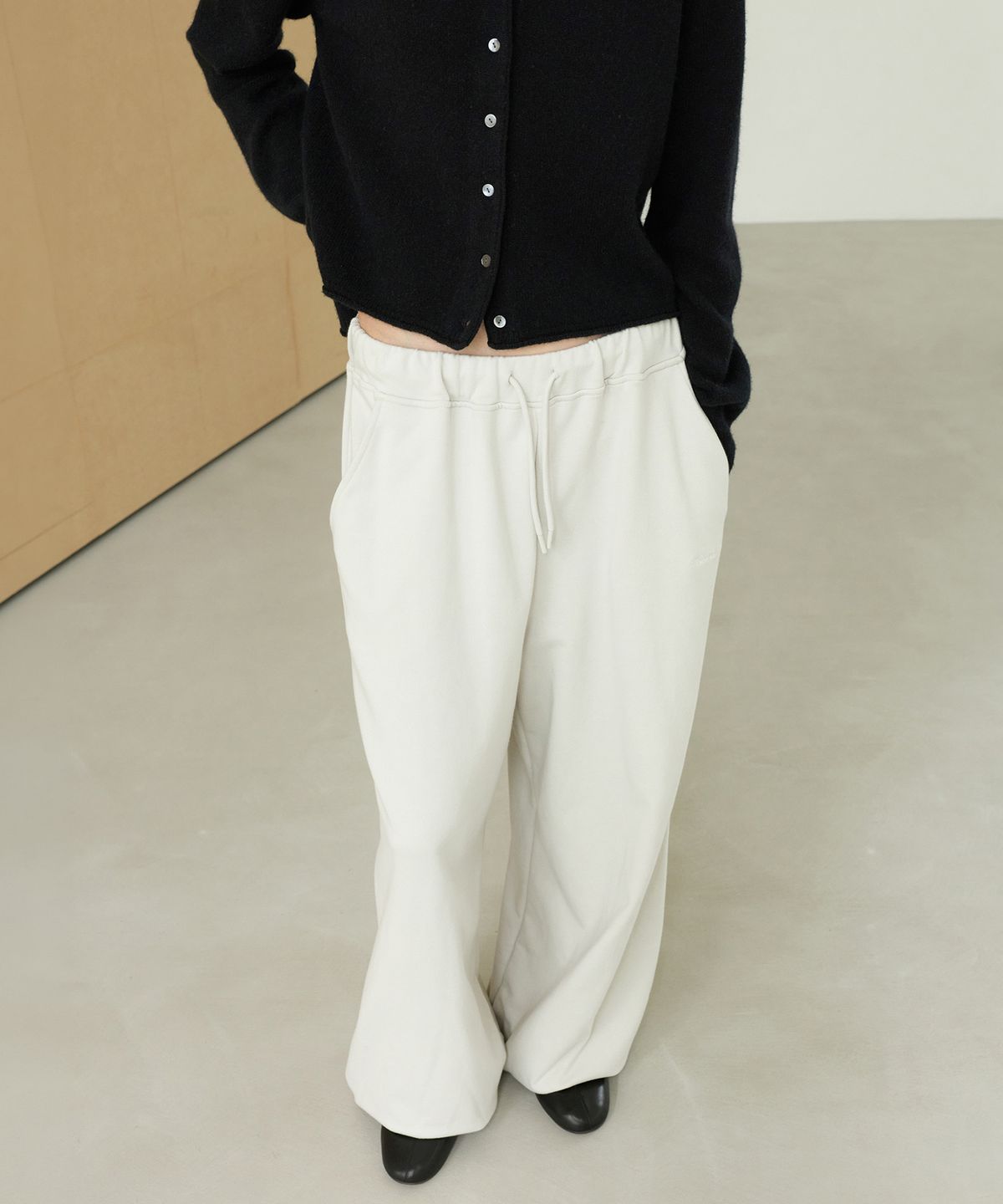 르바(LEVAR) Curved Volume Sweatpants - Oyster Grey