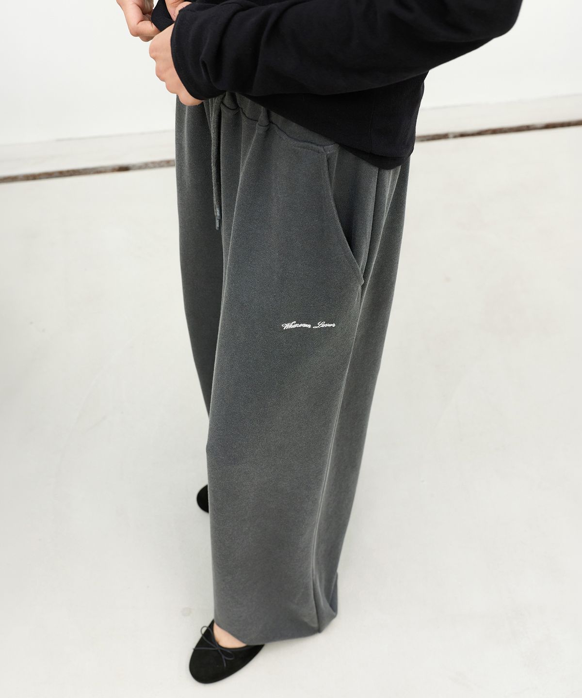 르바(LEVAR) Curved Volume Sweatpants - Charcoal
