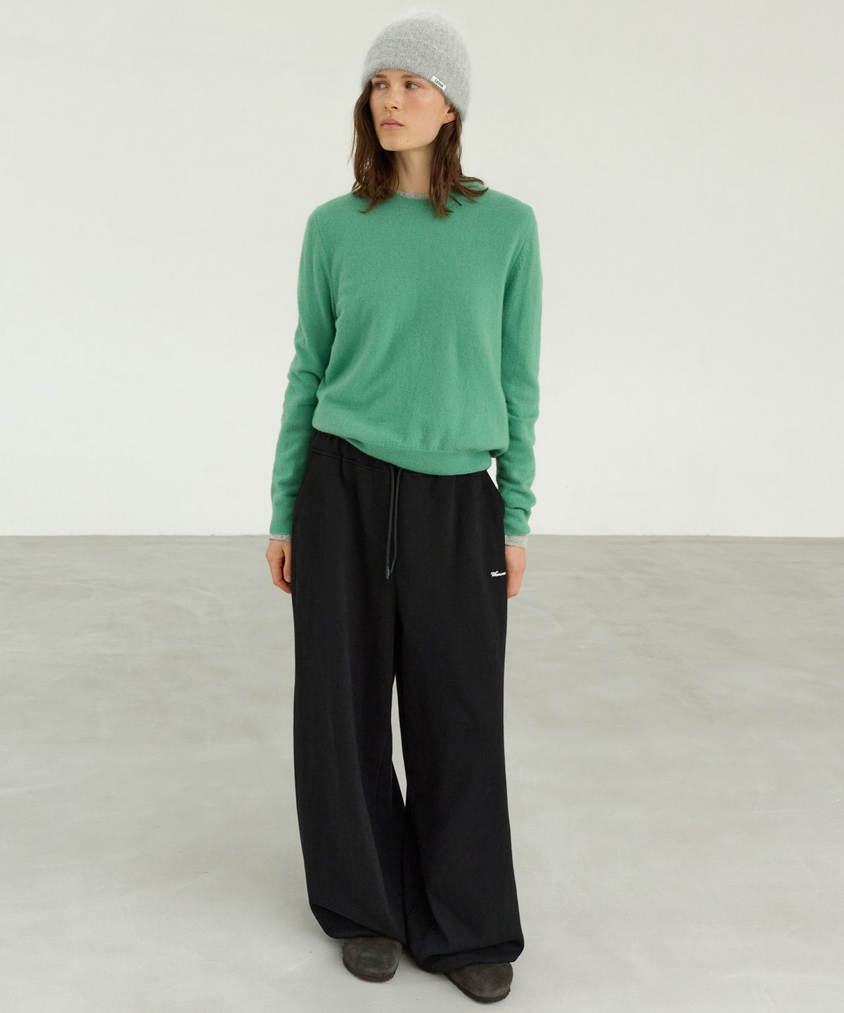 르바(LEVAR) Curved Volume Sweatpants - Black