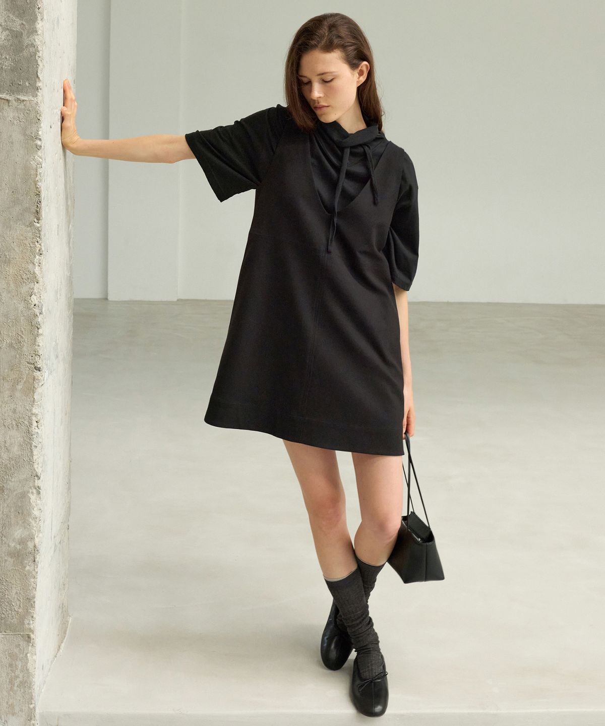 르바(LEVAR) Stitch V-Neck Mini Dress - Black