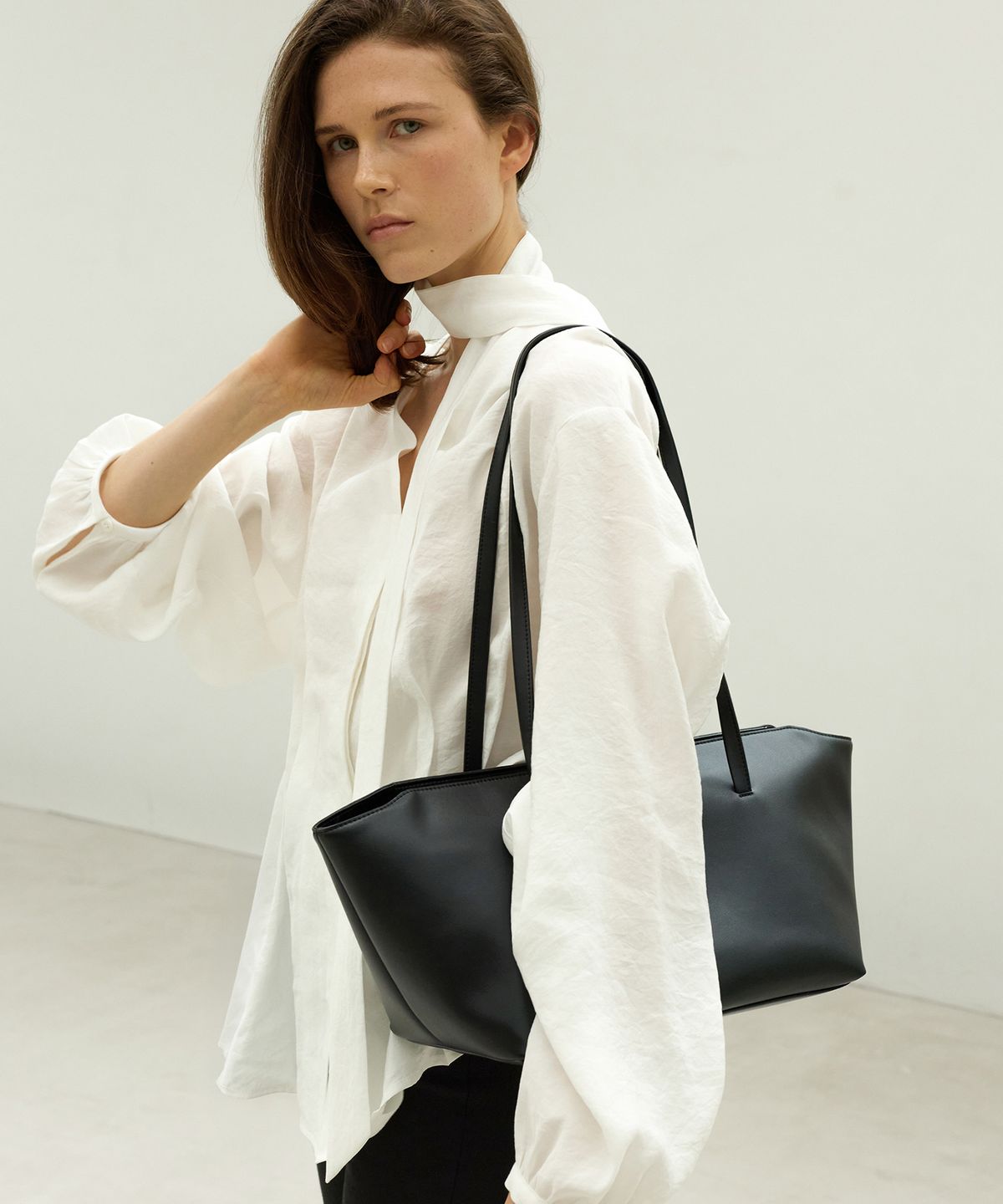 르바(LEVAR) Studio Shoulder Bag - Black