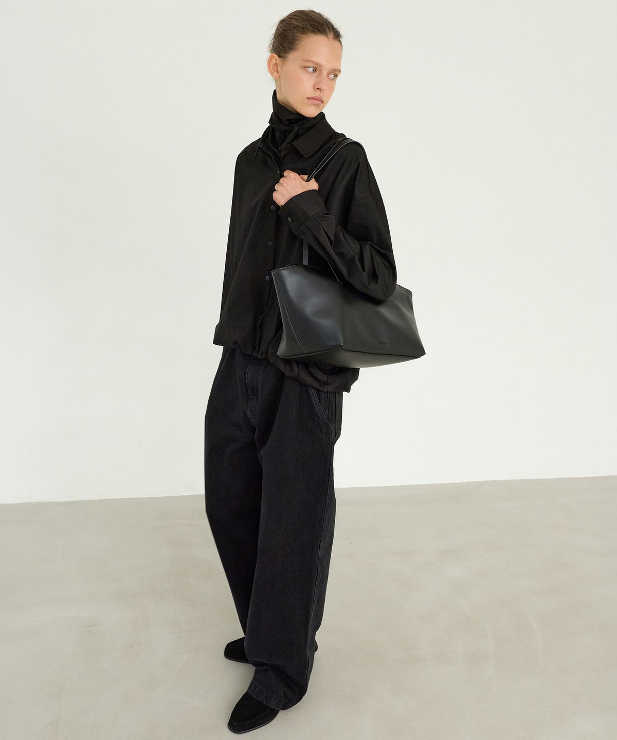르바(LEVAR) Studio Shoulder Bag - Black