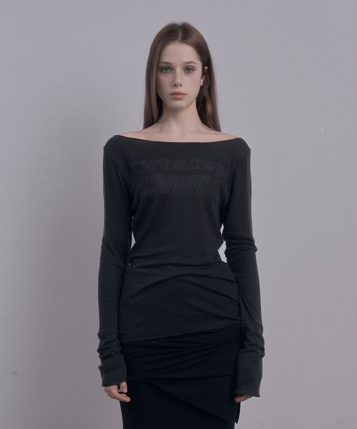 데미오(DAMIO) Faded Lettering Sheer Top (Charcoal)