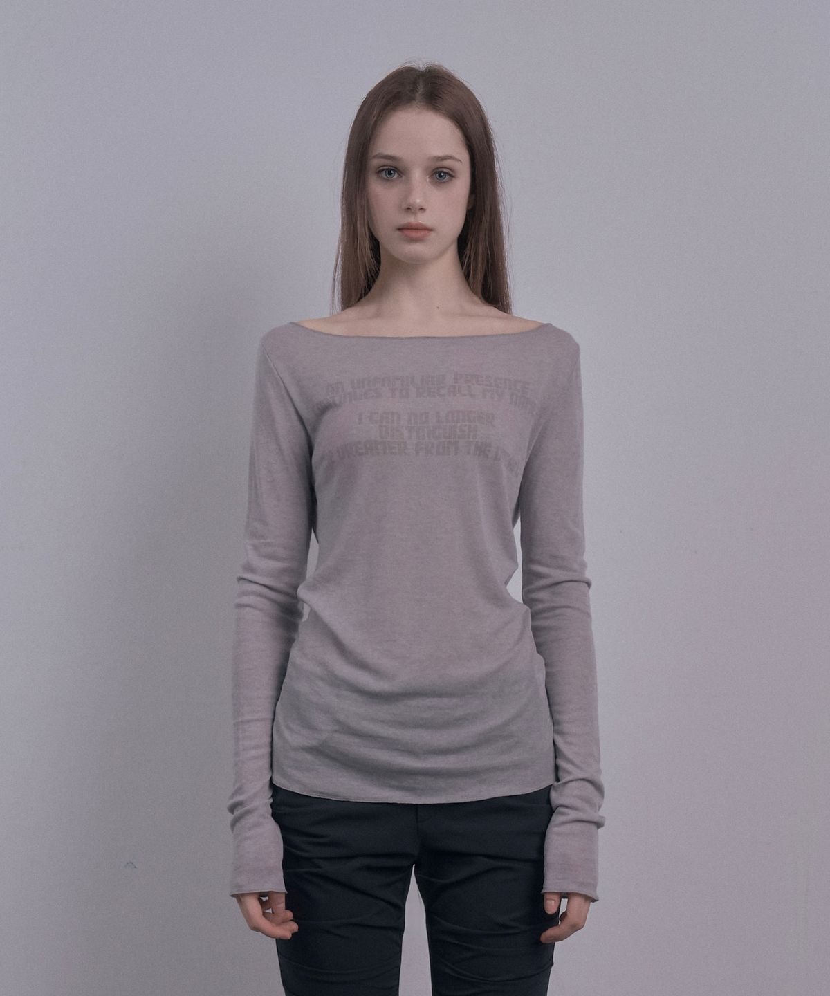 데미오(DAMIO) Faded Lettering Sheer Top (Light Gray)