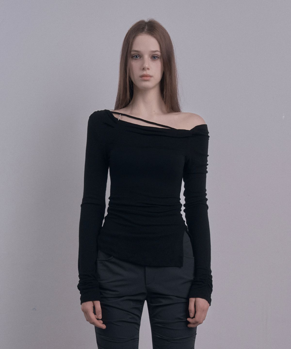 데미오(DAMIO) Draped Strap Long Sleeve Top (Black)
