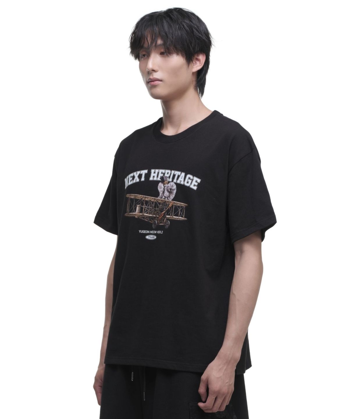 칠 하나 투 구육(71TO96) Heritage Yugun cat T-shirt (Black)