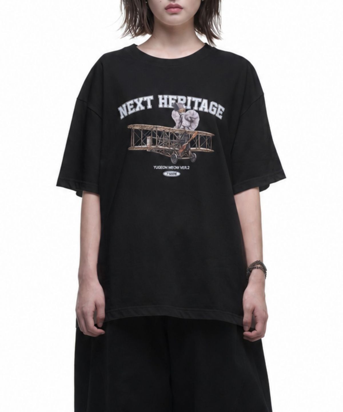 칠 하나 투 구육(71TO96) Heritage Yugun cat T-shirt (Black)