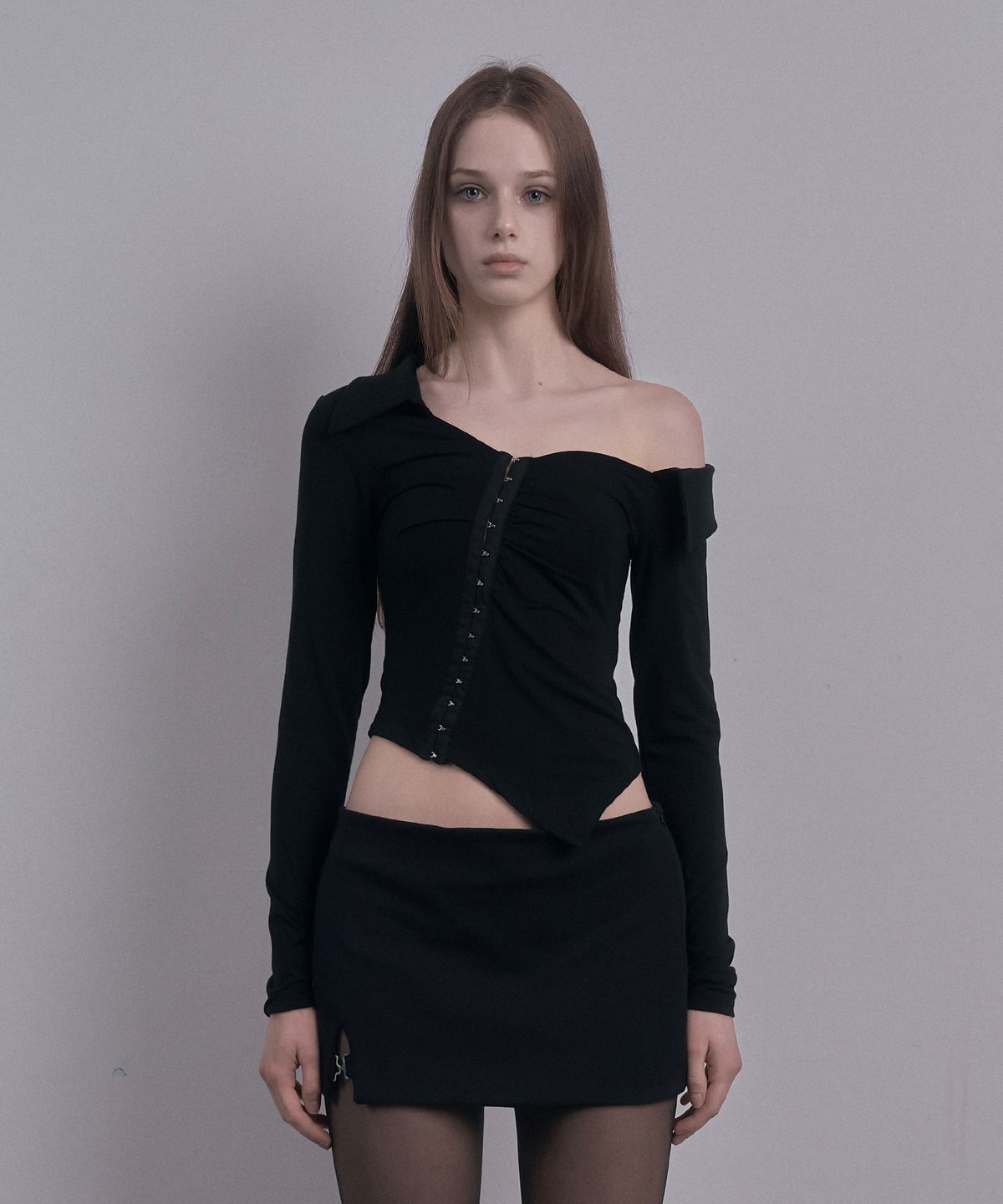 데미오(DAMIO) One Shoulder Shirring Collar Top (Black)
