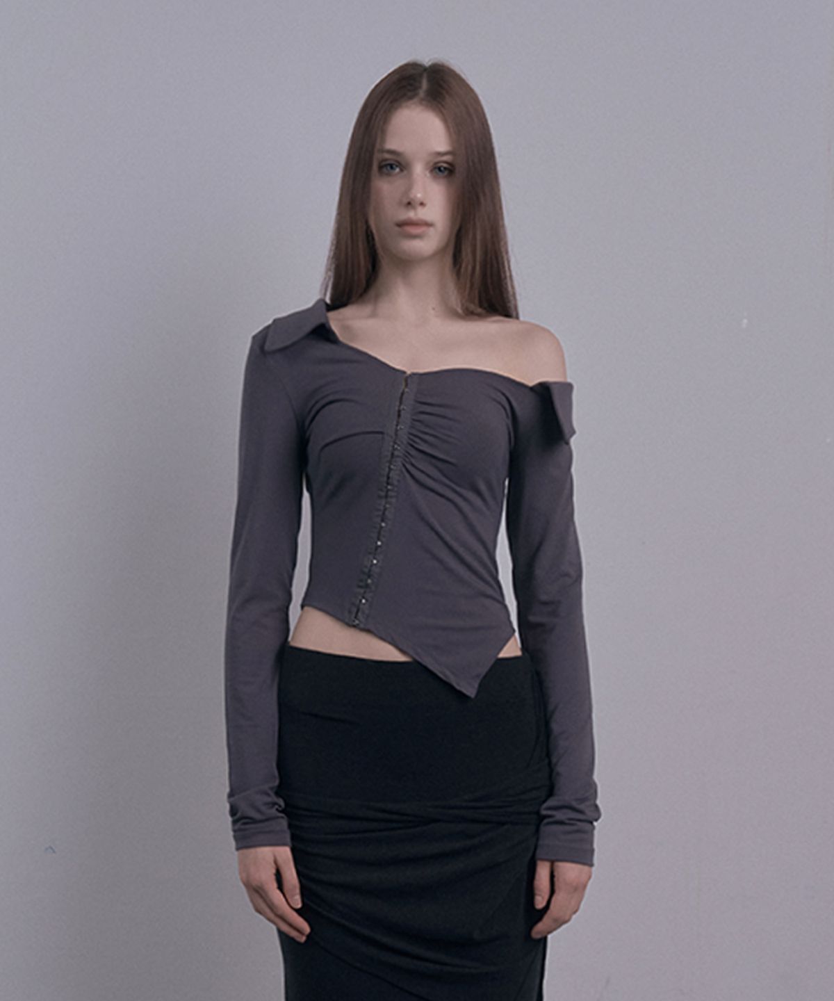 데미오(DAMIO) One Shoulder Shirring Collar Top (Charcoal)