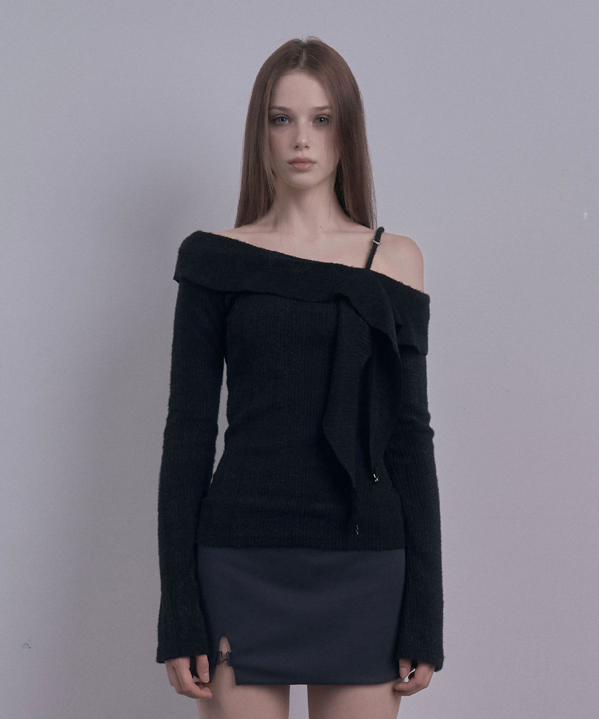 데미오(DAMIO) Ruffle Draped Off Shoulder Knit Top (Black)