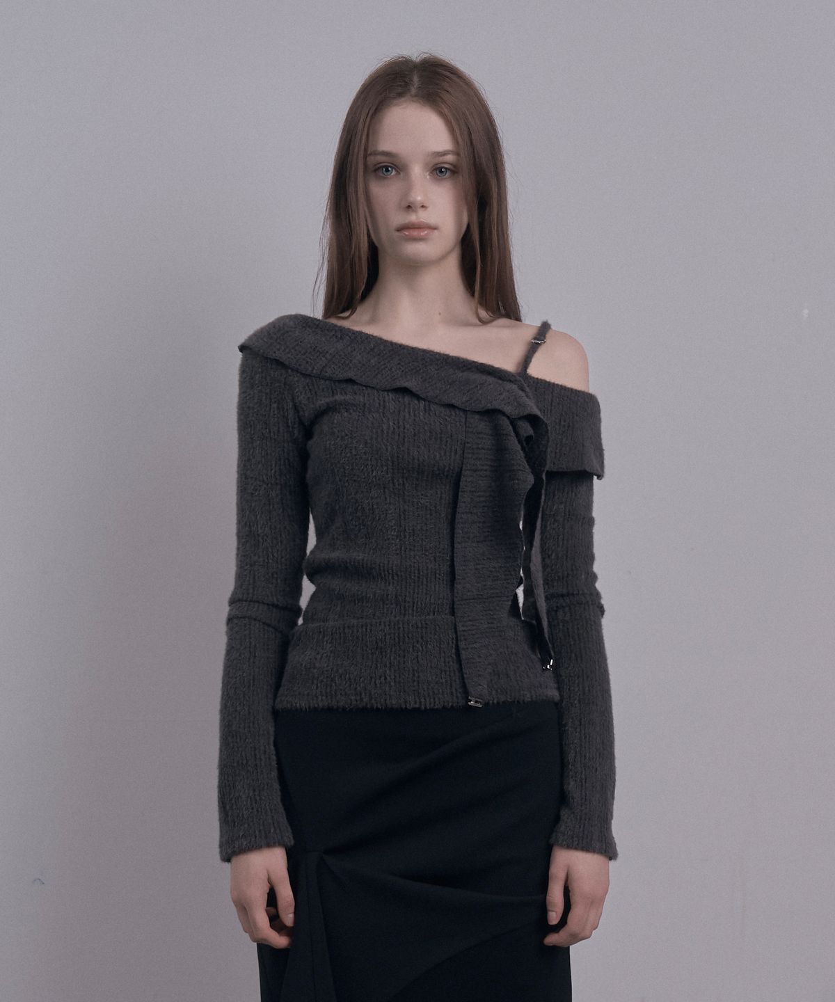 데미오(DAMIO) Ruffle Draped Off Shoulder Knit Top (Charcoal)