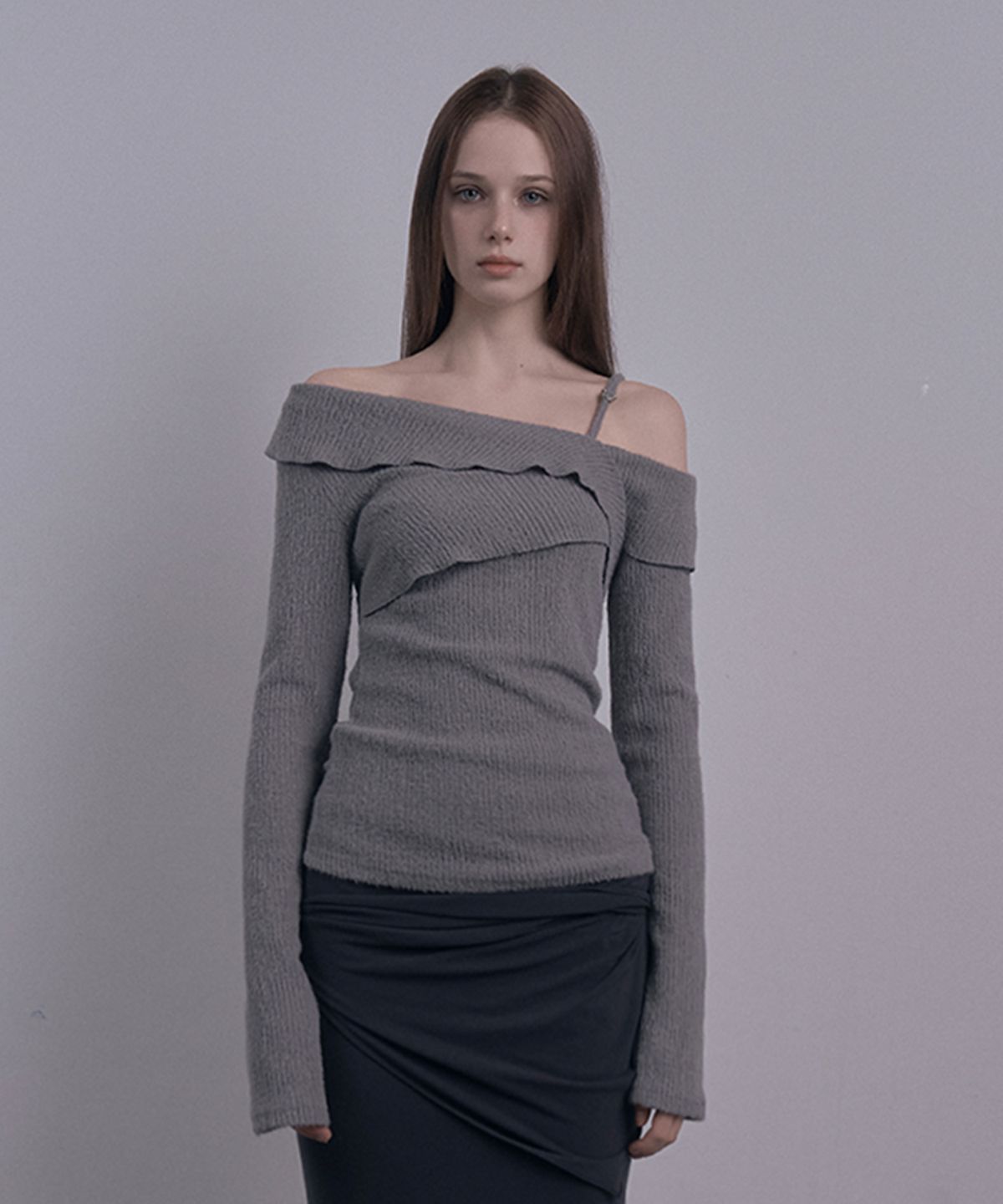 데미오(DAMIO) Ruffle Draped Off Shoulder Knit Top (Gray)