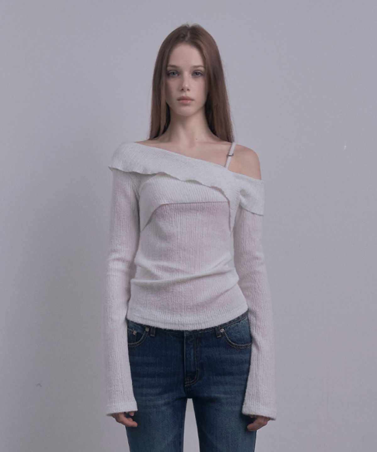 데미오(DAMIO) Ruffle Draped Off Shoulder Knit Top (White)
