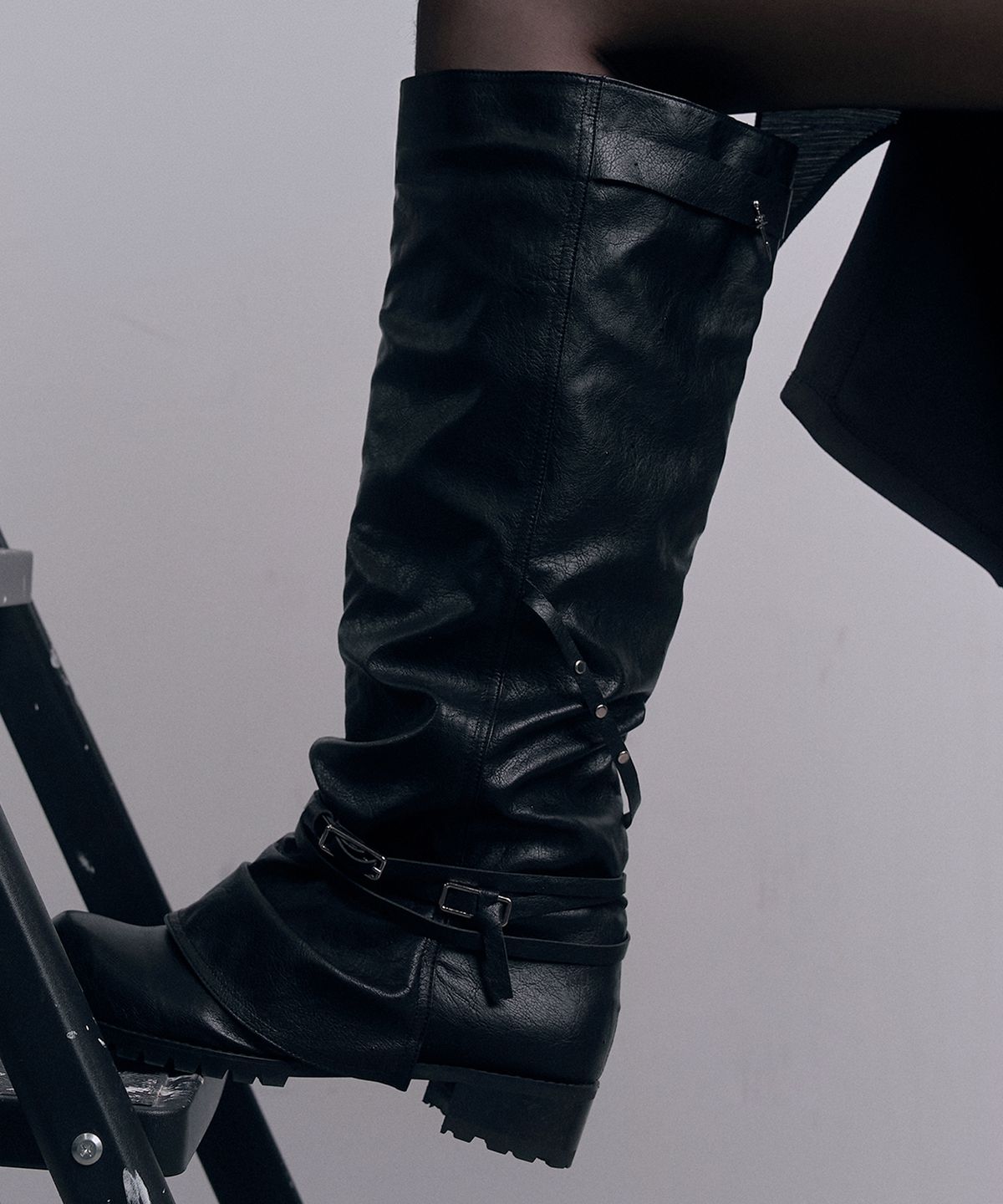 데미오(DAMIO) Belted Slouch Long Boots (Black)